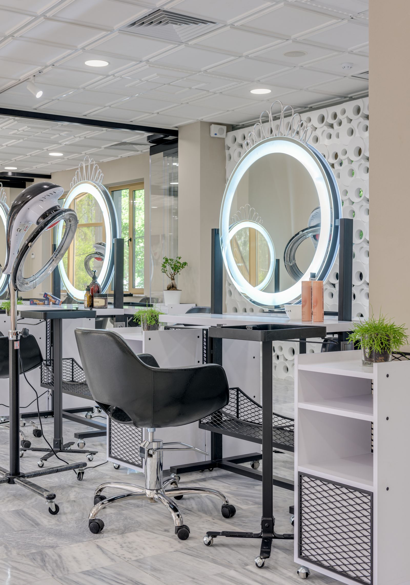 Moderní interiér kadeřnického salonu se zrcadly