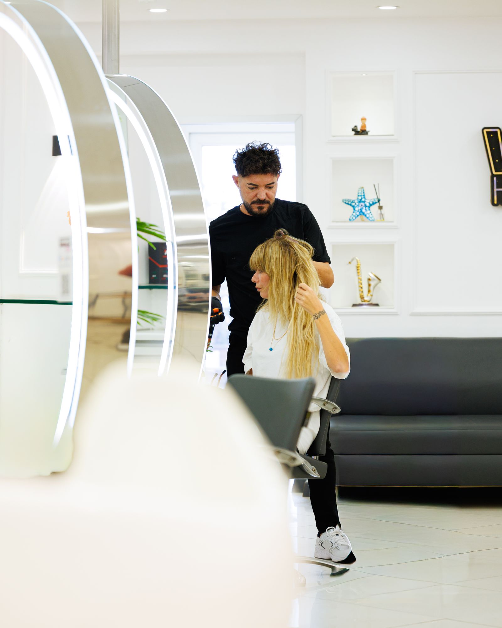Profesionální styling vlasů v moderním salonu