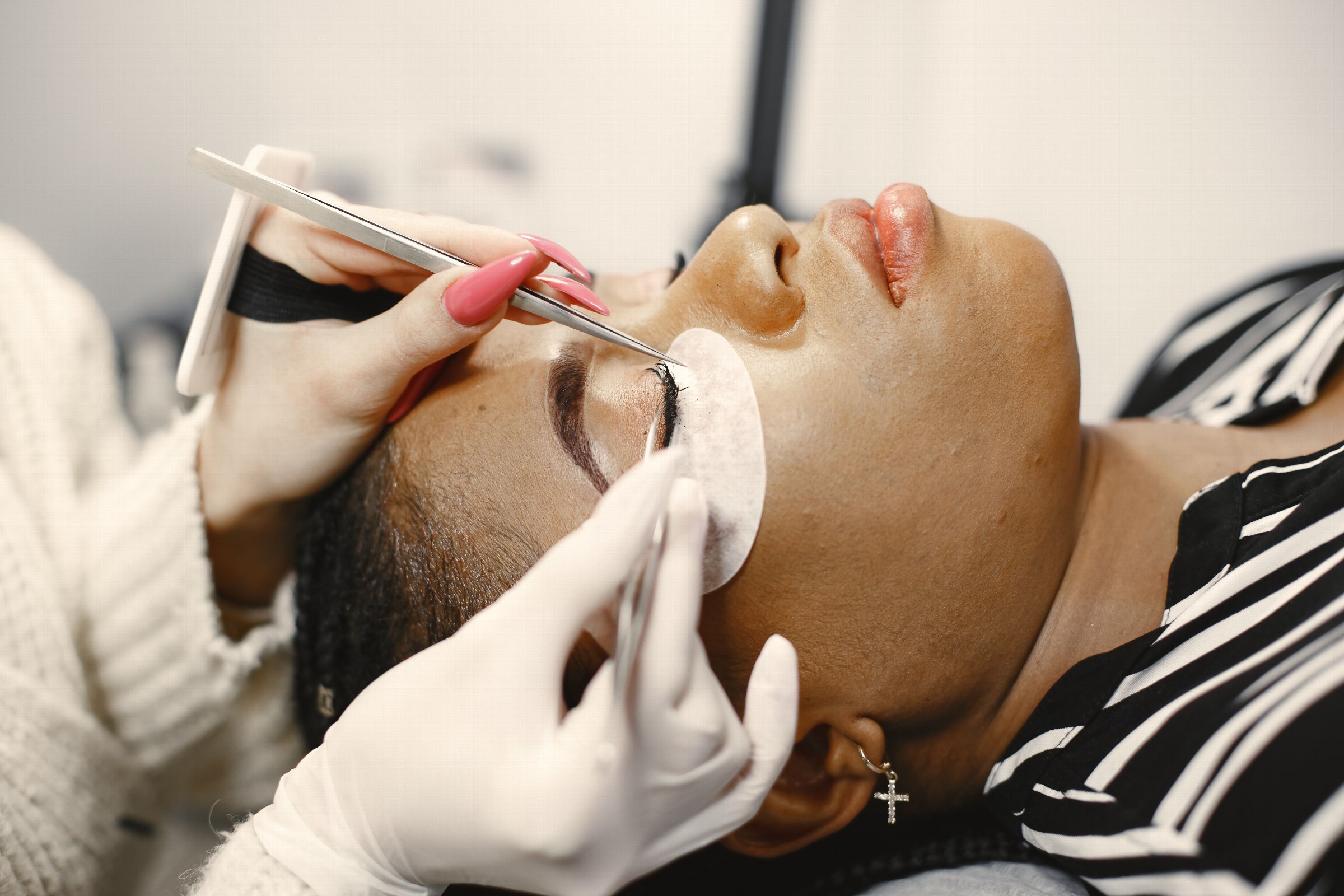 Detail úpravy řas a obočí v beauty salonu